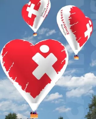 Bild: Ein Ballon, der die Herzen berührt