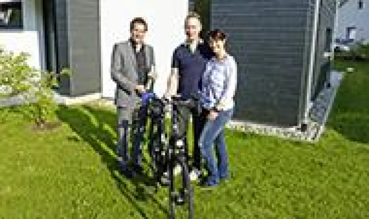 Verkaufsberater Frank Prölß überreicht das eBike aus der Verlosung zum Tag der offenen Tür