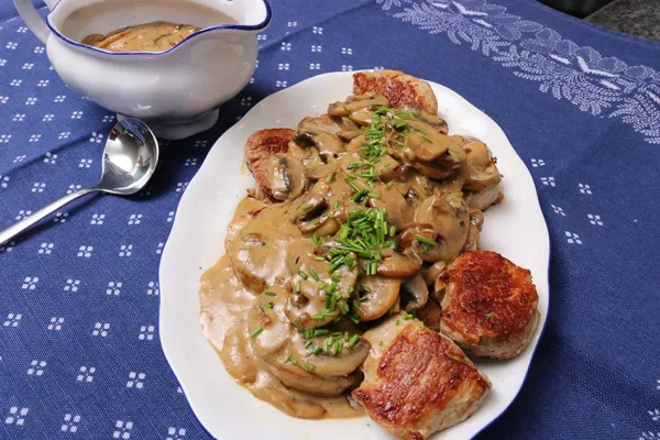 Bild: Landgemachtes Schweinemedallions mit Champignonrahmsoße