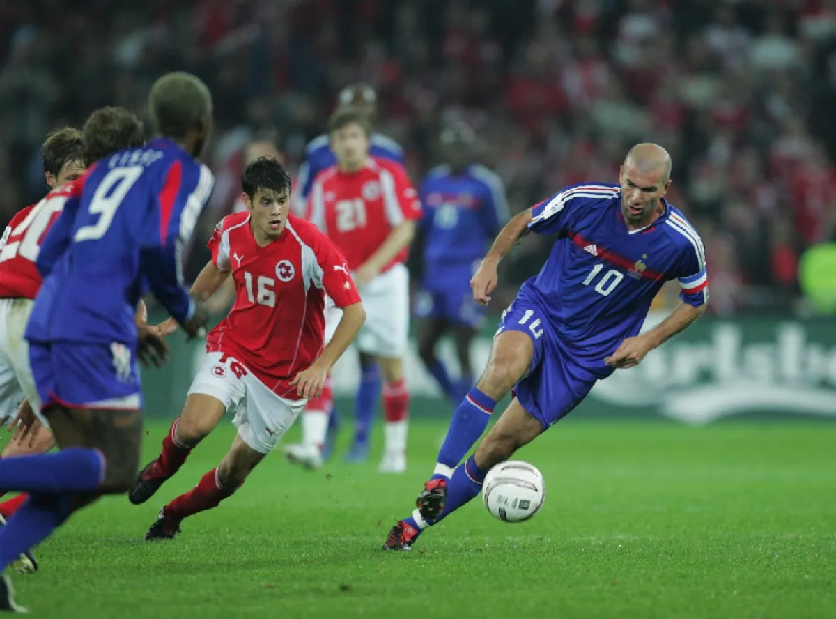 Frankreichs Zinedine Zidane, rechts, am FIFA Qualifikationsspiel zur Fussball Weltmeisterschaft 2006 der Schweiz gegen Frankreich am Samstag, 8. Oktober 2005 im Stade de Suisse Wankdorf in Bern. (PHOT