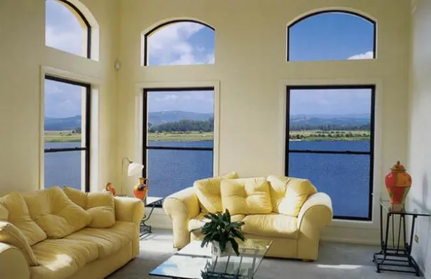 Bild: Isolierfolie an Fensterscheiben - Wärmedämmung am Glas spart Heizkosten