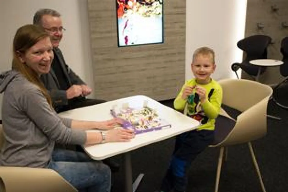 Der vierjährige Domenik freut sich zusammen mit seiner Mutter Desiree G. und Mario Geithe