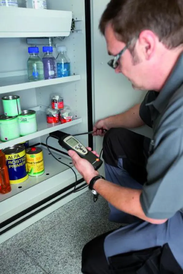 Sicherheitstechnische Überprüfung am Sicherheitsschrank