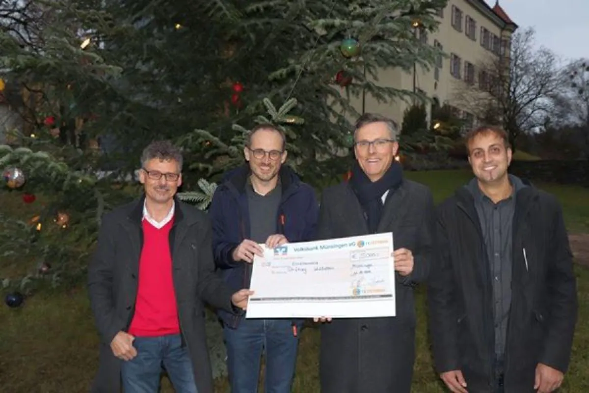 Einen Spendenscheck über 5.000 Euro brachte die Münsinger Firma F. K. Systembau mit