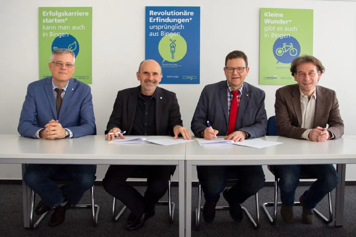 Foto: (v.l.n.r.) Geschäftsfüher zfh, TH-Präsident, zfh-Leiter, Studiengangsleiter TH Bingen