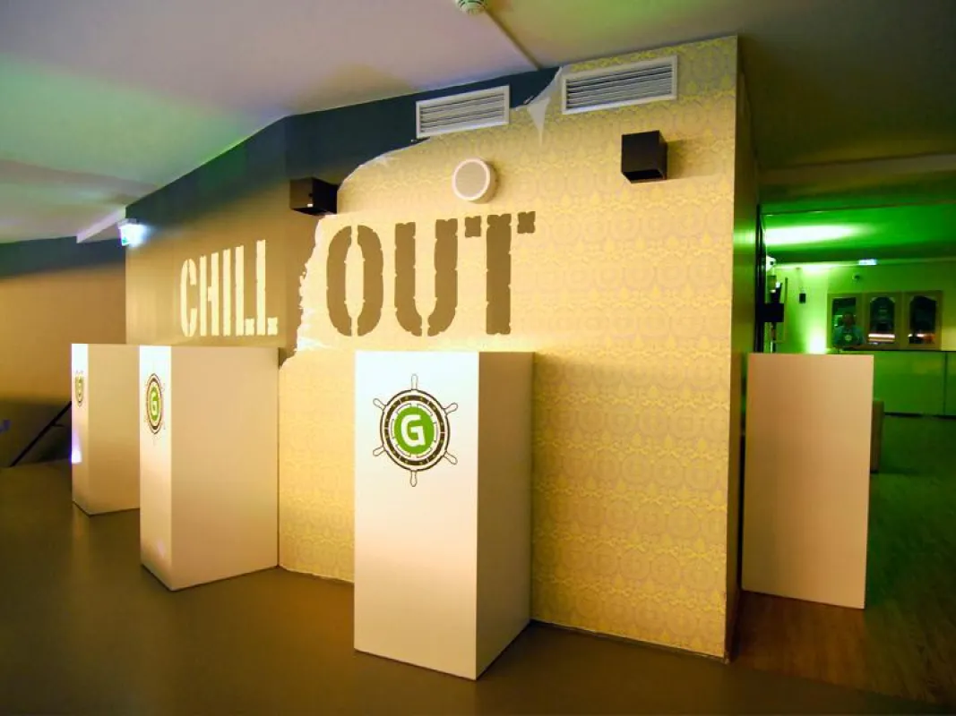Diese Tapete verschönert die Chill-Out-Lounge eines Hamburger Designhotels.
