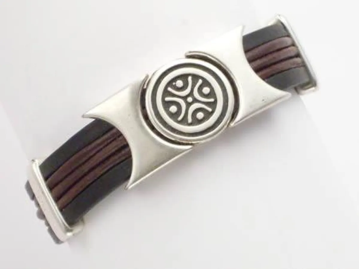 Modisches Lederarmband mit versilberter Verzierung