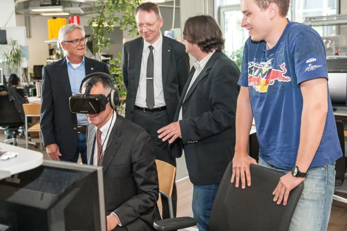 (Foto: hl-studios, Erlangen) Mit Oculus-Rift-Brille: IHK-Präsident Dir von Vopelius