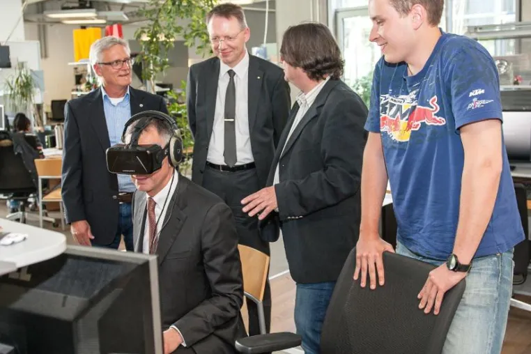 Bild: IHK-Präsident Dirk von Vopelius besucht hl-studios