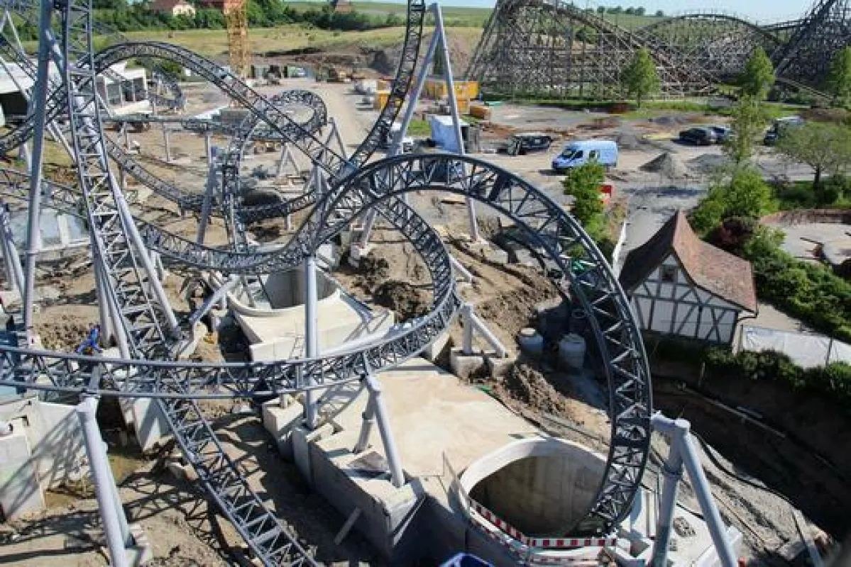 Sie gleicht fast einem gordischen Knoten ? die neue Katapult-Achterbahn im Erlebnispark Tripsdrill.