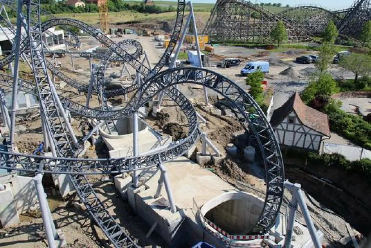 Sie gleicht fast einem gordischen Knoten ? die neue Katapult-Achterbahn im Erlebnispark Tripsdrill.