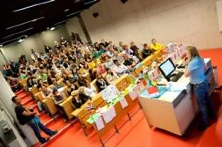 Bild: Erstsemester der Uni Twente beim "Kick-In"