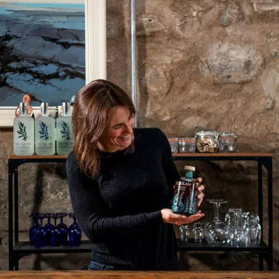 Bild: Whisky in weiblicher Hand: Annabel Thomas verwirklichte mit Nc’nean ihren Traum von einer Whisky-Destillerie