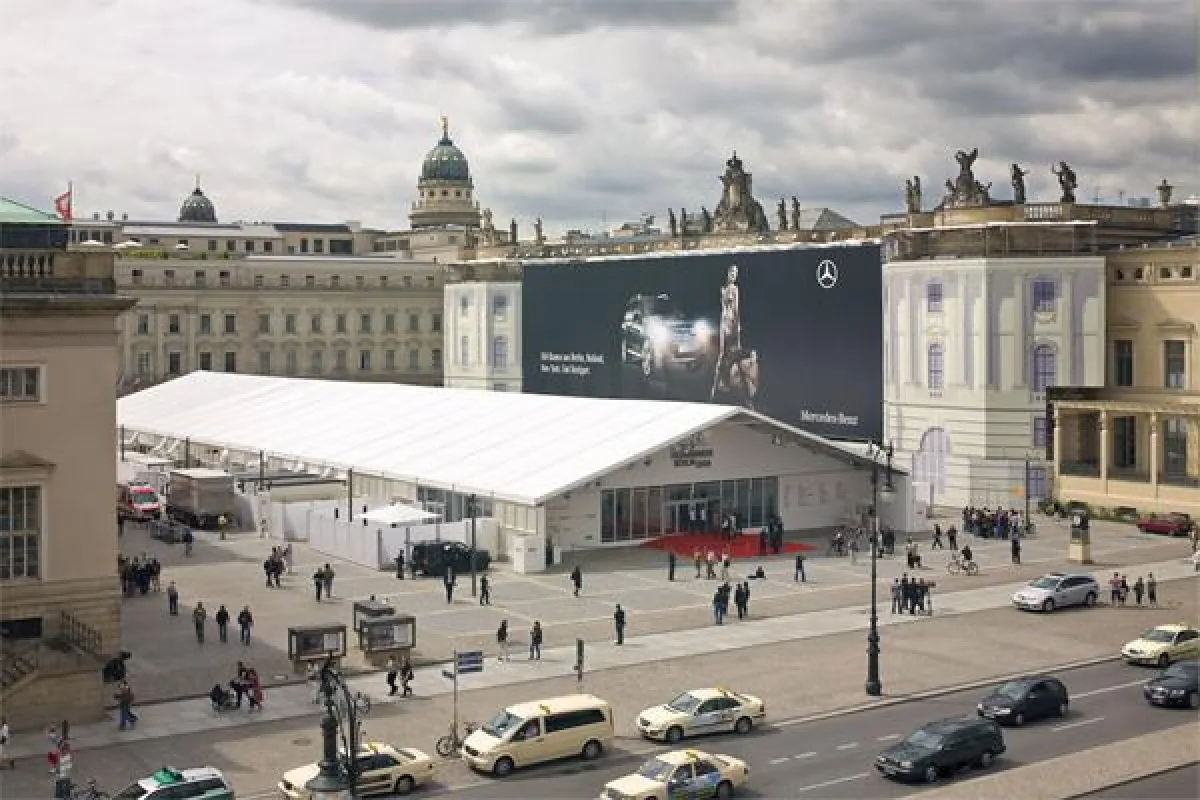 Das Losberger Fashion-Zelt auf dem Bebelplatz in Berlin beherbergt nun schon zum dritten Mal Modedesigner, Models, Stars und Sternchen (Archivbild Losberger)