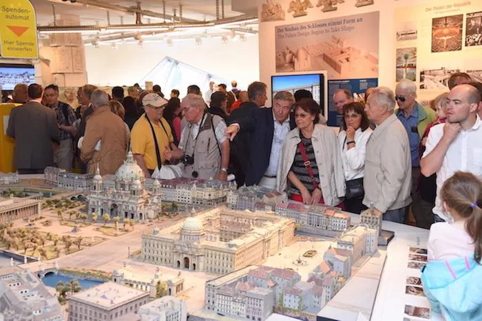 Nur noch 5 Wochen: Am 16.12. schließt der Förderverein Berliner Schloss die Ausstellung in der Humboldt-Box Bild: Nur noch 5 Wochen: Am 16.12. schließt der Förderverein Berliner Schloss die Ausstellung in der Humboldt-Box