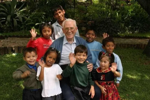 Bild: 15.000 Waisen nehmen Abschied von Padre William Wasson
