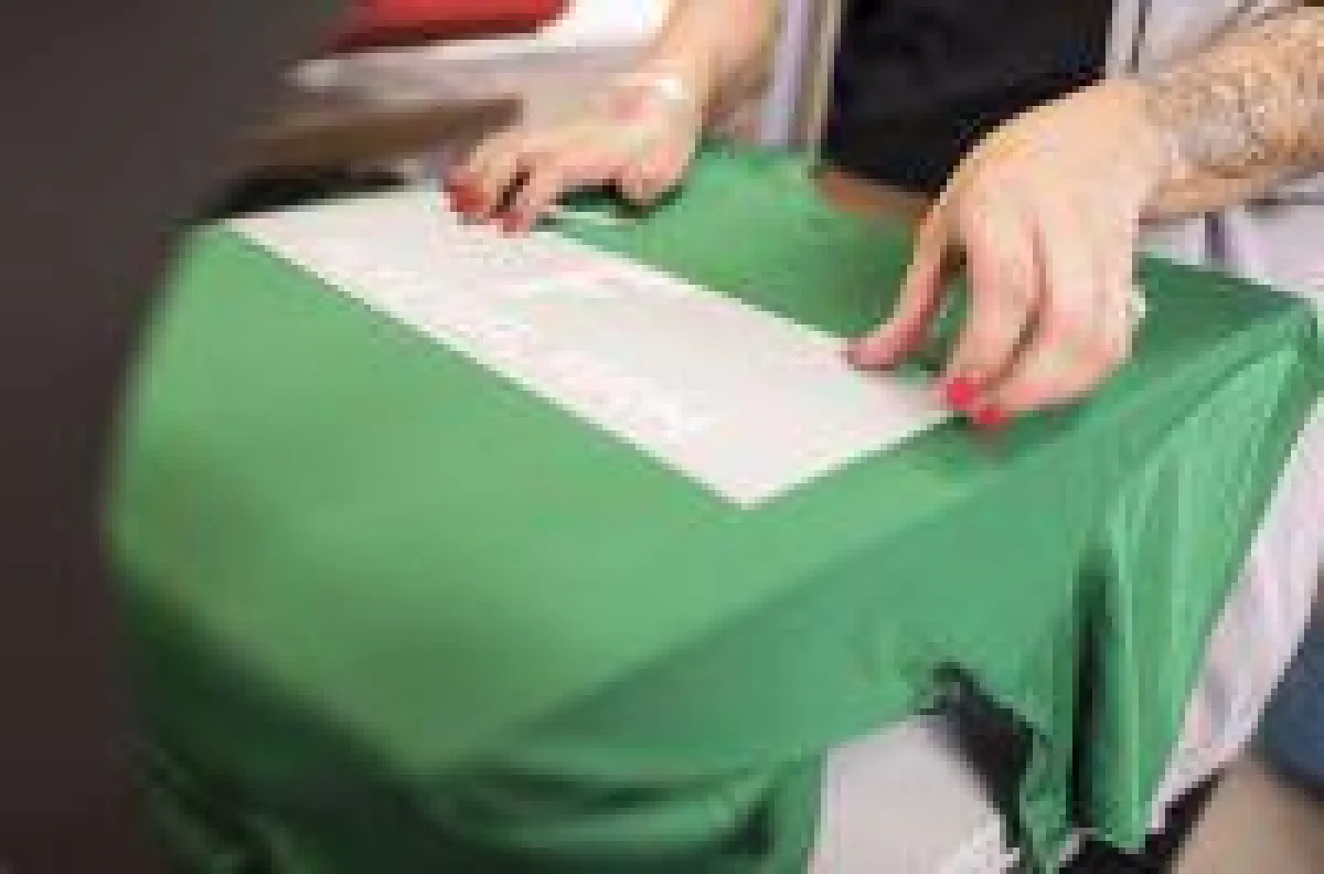 Ob Trikots, Trainingsshirts, Regenjacken,Stutzen, Sportanzüge - mehr als 2.500 Artike gibt es auf www.flyeralarm-sports.com