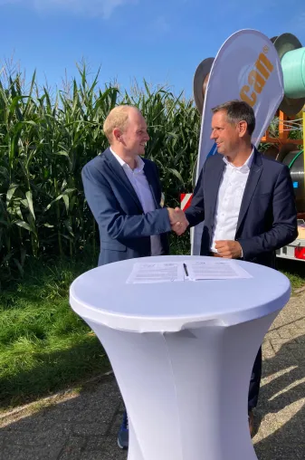 Wirtschaftsminister Lies aus Niedersachsen und epcan GmbH schließen Kooperationsvertrag zum Glasfaserausbau Bild: Wirtschaftsminister Lies aus Niedersachsen und epcan GmbH schließen Kooperationsvertrag zum Glasfaserausbau