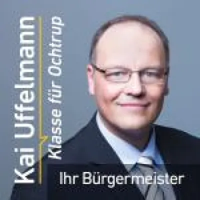 Bild: Bürgermeisterkandidat Kai Uffelmann (CDU, FDP) sitzt auf dem Podium des Jugendparlaments