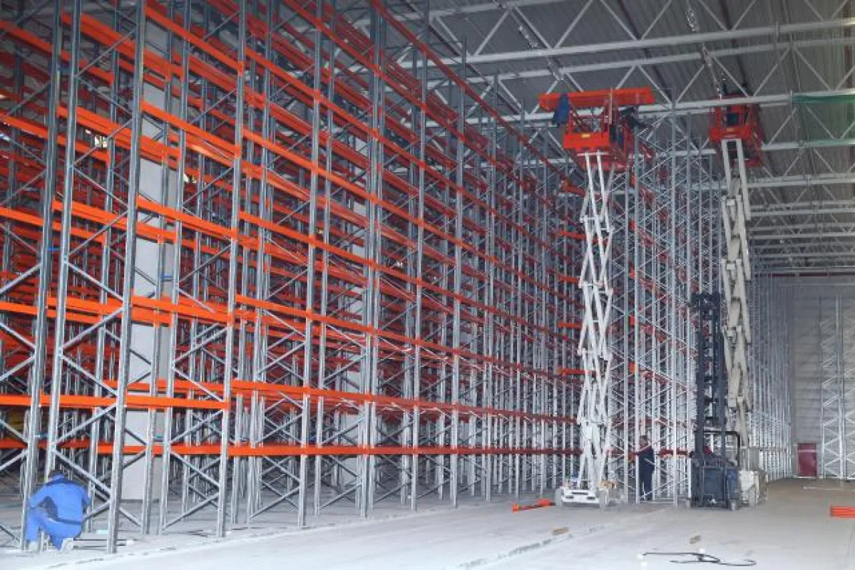Der Aufbau der Palettenregalanlage erfolgt bis in luftige Höhe von 12 Metern.