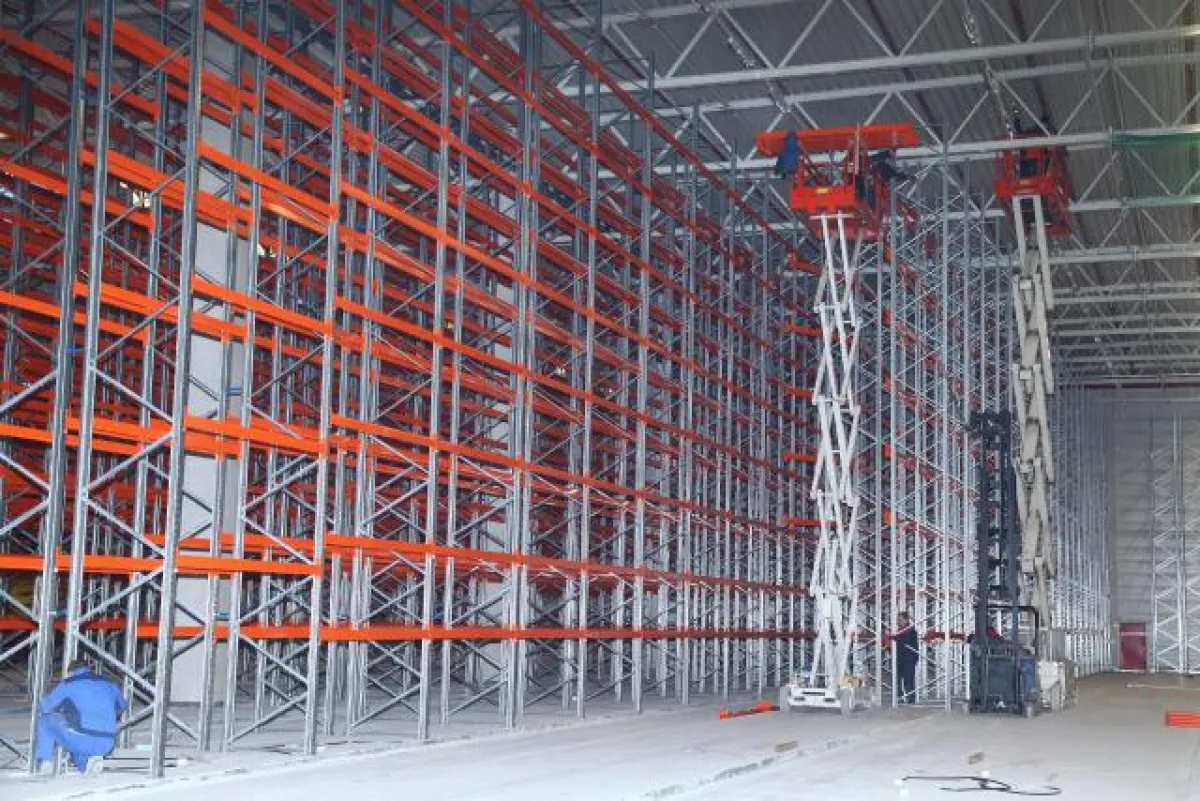 Der Aufbau der Palettenregalanlage erfolgt bis in luftige Höhe von 12 Metern.