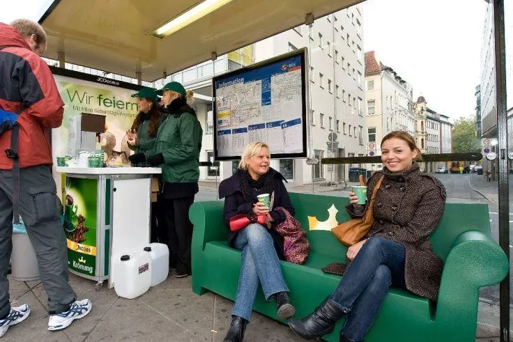 Bremer Haltestellen mit grünen Sofas Bild: Bremer Haltestellen mit grünen Sofas