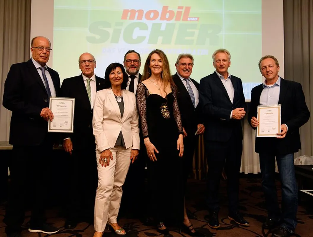 Gewinner mit Prof. Kurt Bodewig 2.v.l., Dr. Rita Bourauel 4.v.r.,. Dr. Michael Platzköster 2.v.r.