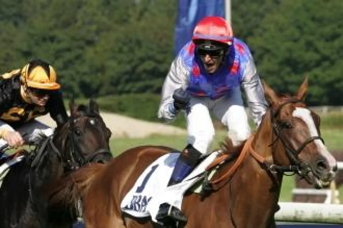 Apollo Star (Jockey: Andreas Helfenbein) gewinnt den ICT-Eslam Cup