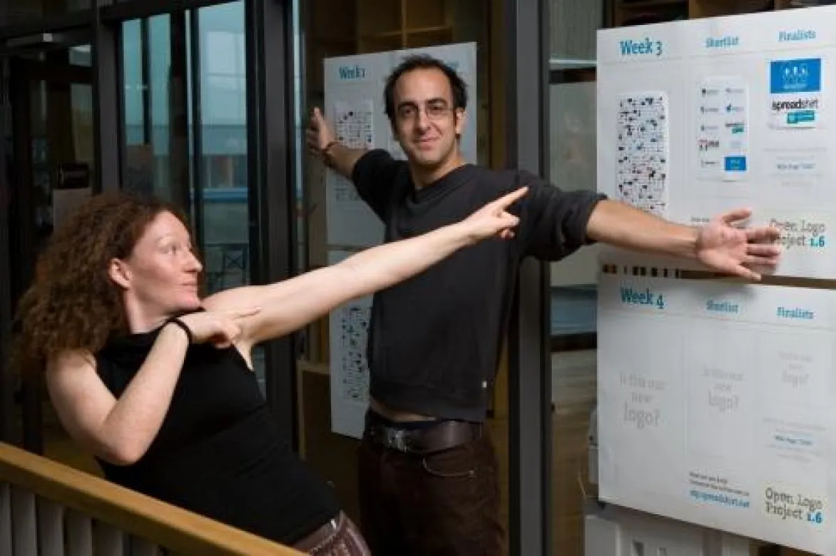 Adam Fletcher (OLP-Projektmanager) und Spreadshirt-Mitarbeiterin Joanna