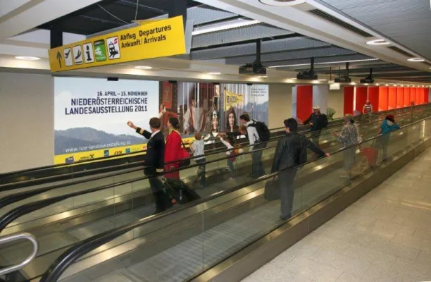 Bild: NEU - Interaktive Werbung am Flughafen Wien