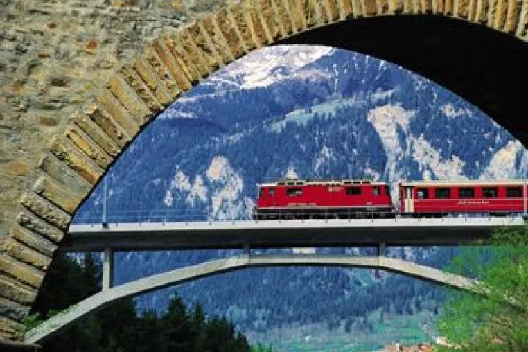 Bild: Die Schweiz mit Bus und Bahn entdecken