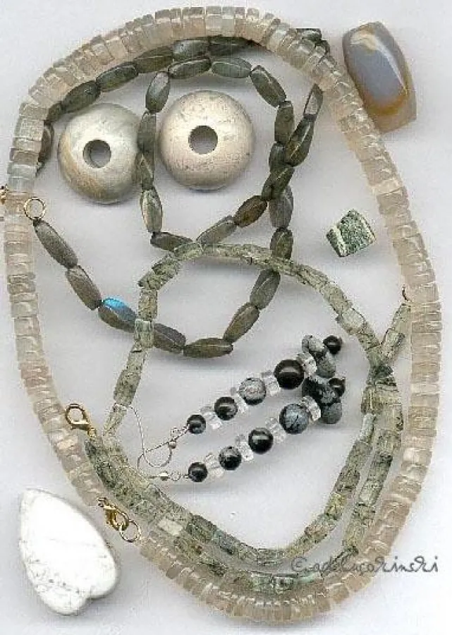 Grau, aber nicht farblos sind diese Edelsteine