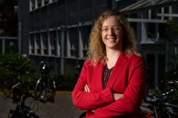 Bild: Lena Funcke von der Uni Bonn mit Heinz Maier-Leibnitz-Preis ausgezeichnet 