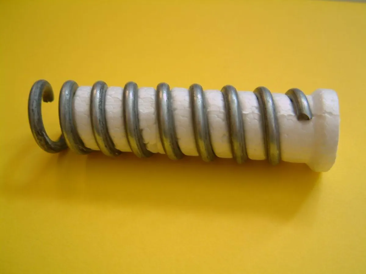 Der Spiralanker für den Betonbau ist eine neuartige Halterung für Ankerstäbe D15. Bei dem patentierten Verfahren wird eine Feder aus 4 mm-Stahl, die einen Styroporkern enthält, in den Frischbeton gedr