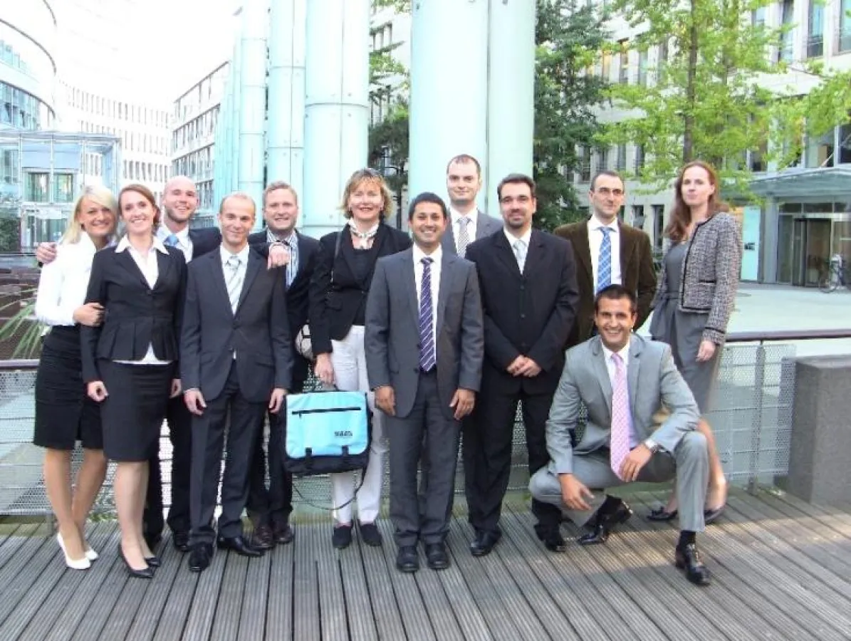 Die Studierenden des MBA Aviation Management mit Prof. Dr. Yvonne Ziegler, Studiengangsleiterin und Dekanin am Fachbereich 3.