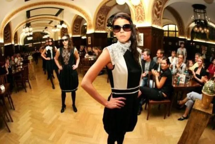 Bild: Großer Keller wurde zum Laufsteg für Sommermode