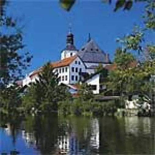 Bild: Ausflug im Bayerischen Wald zum „Fressenden Haus“ in Regen
