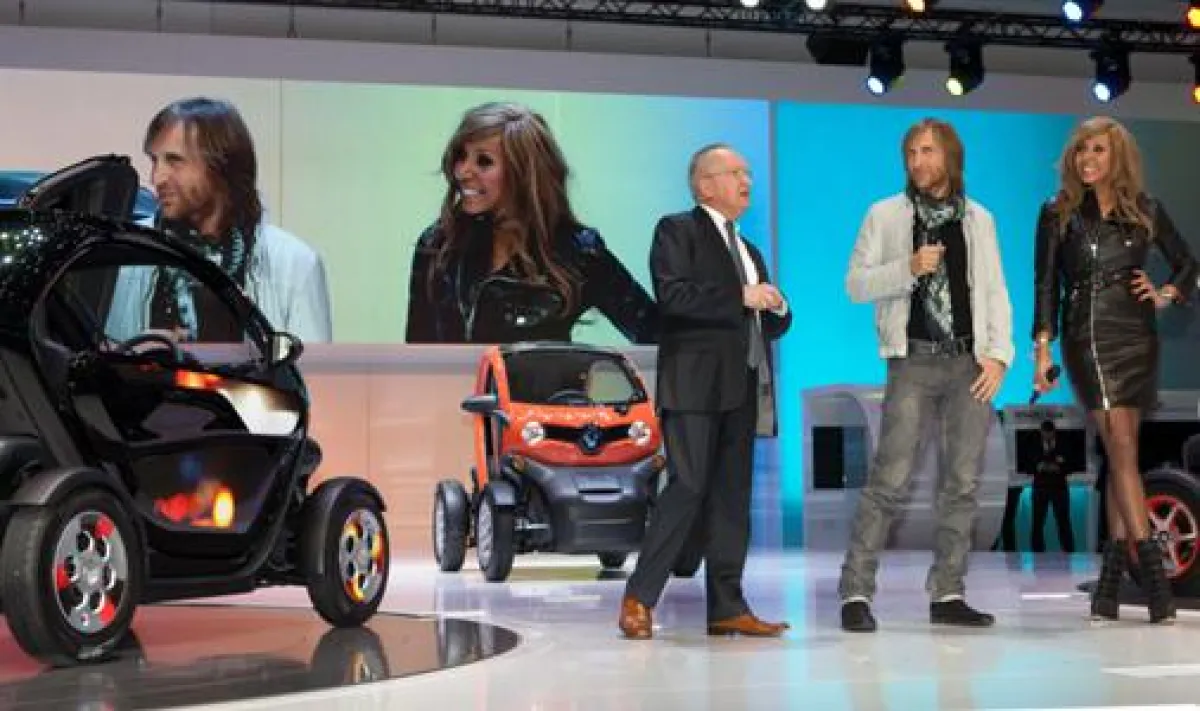 David Guetta mit Ehefrau Cathy auf der Hibino 6 mm LED Blackface Wand.