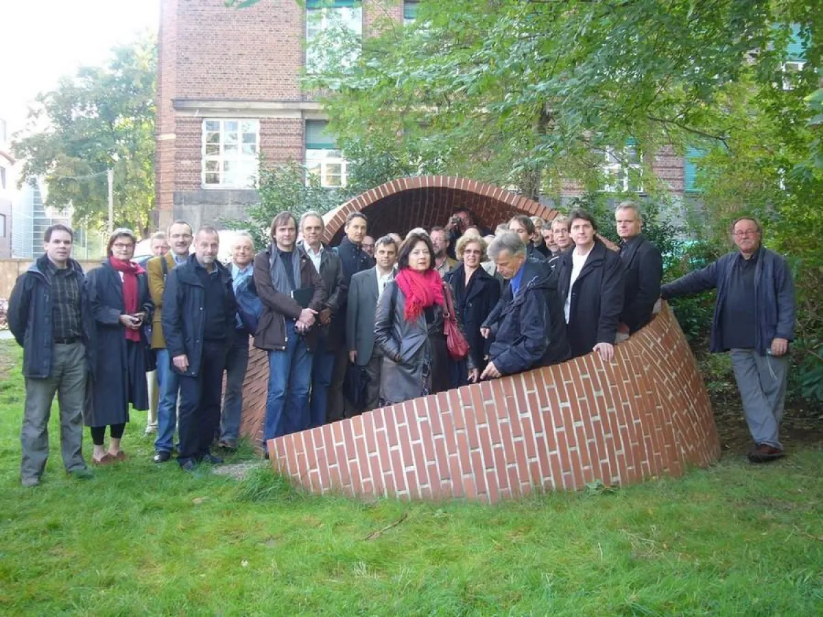 Die Teilnehmer der Professoren-Exkursion 2008 des Ziegel Zentrum Süd informieren sich vor Ort über die frei geformte Ziegelschale der TU Dresden und ihre Entstehung. (Foto: Ziegel Zentrum Süd e.V.)