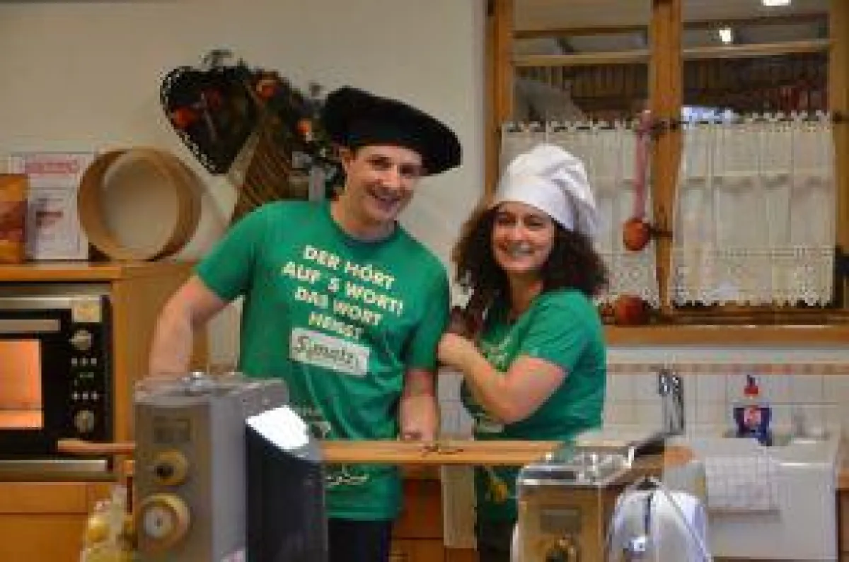 Nadia Winter und Stefan Barth von S´matz beim Backen der S`matz Leckerli