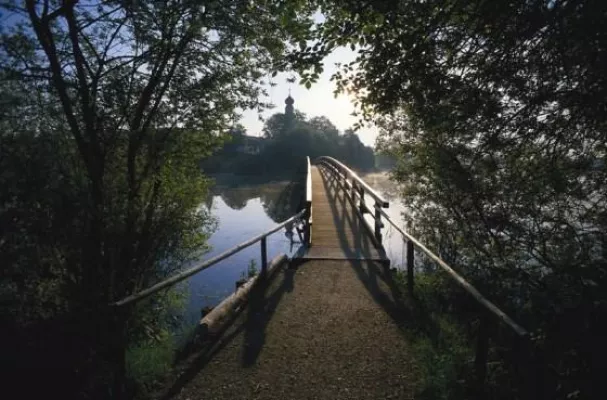 Bild: Kraftspendende Orte am Chiemsee - Besinnlichkeit im Kloster, Wünschelrutengehen & Baumphänomene entdecken