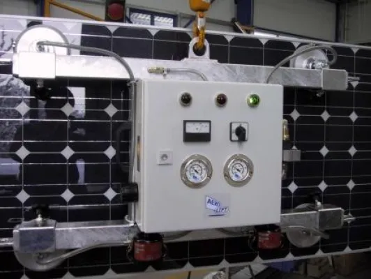 Bild: Mit AERO-LIFT der Sonne entgegen – Vakuumhebegeräte für den Markt der regenerativen Energien
