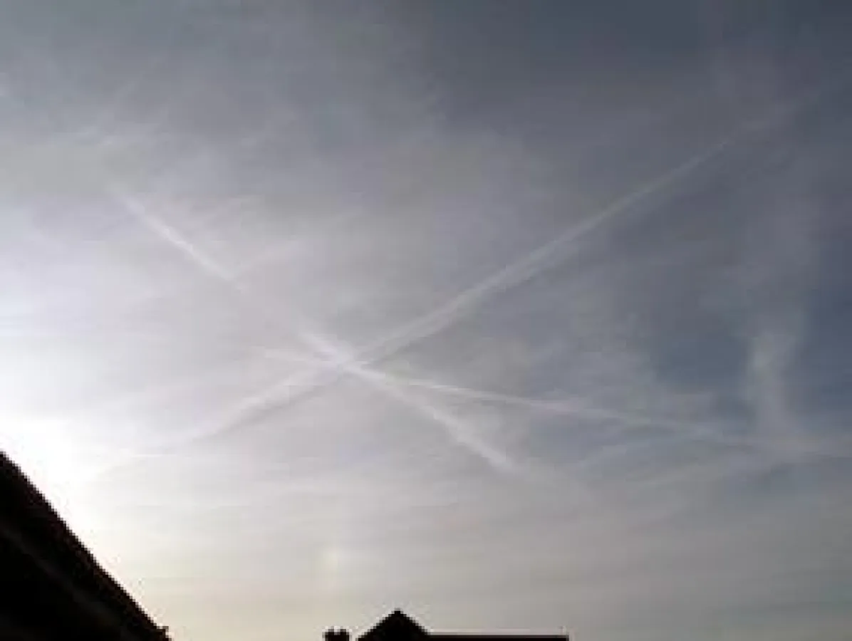 Der ehemals blaue Himmel wird die sich verteilenden Chemtrails milchig. Bild: ExtremNews