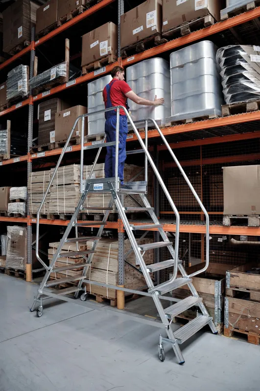 Fahrbare KRAUSE-Podestleitern ermöglichen sicheres und ergonomisches Arbeiten im Lager. (© KRAUSE-Werk GmbH & Co. KG.)