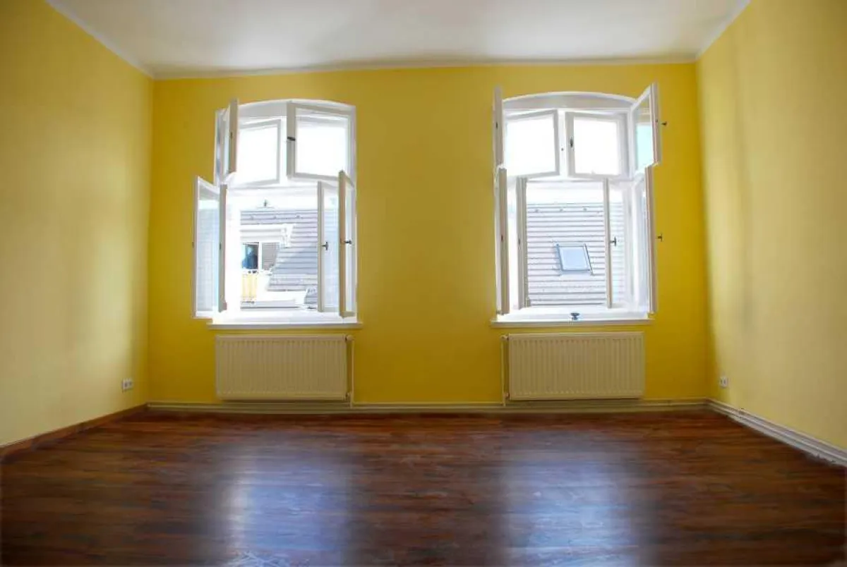 Stoßlüftungen von fünf bis 15 Minuten, drei Mal am Tag, sorgen für ein gesundes Raumklima. Während des Lüftens sollten die Heizkörper abgedreht werden.