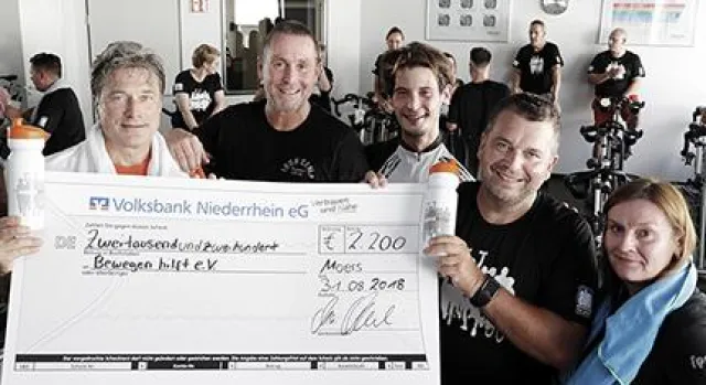 Bild: Sportlicher Auftakt von „Bewegen hilft“ im Aktiv-Sportpark Moers – Gemeinsames Strampeln für den guten Zweck