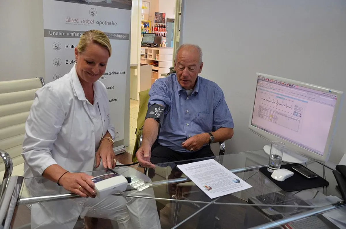 Nach dem CardioScan: Dr. Kristina Meurer misst den Blut- und Pulsdruck bei Vizebürgermeister Manfred