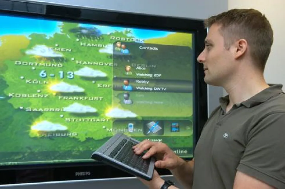 Wer von meinen Freunden oder meiner Familie ist gerade online? Wer schaut welches Programm? Kommunikation über das Fernsehen ist möglich durch die konsequente Zusammenführung von Fernsehtechnik mit Te