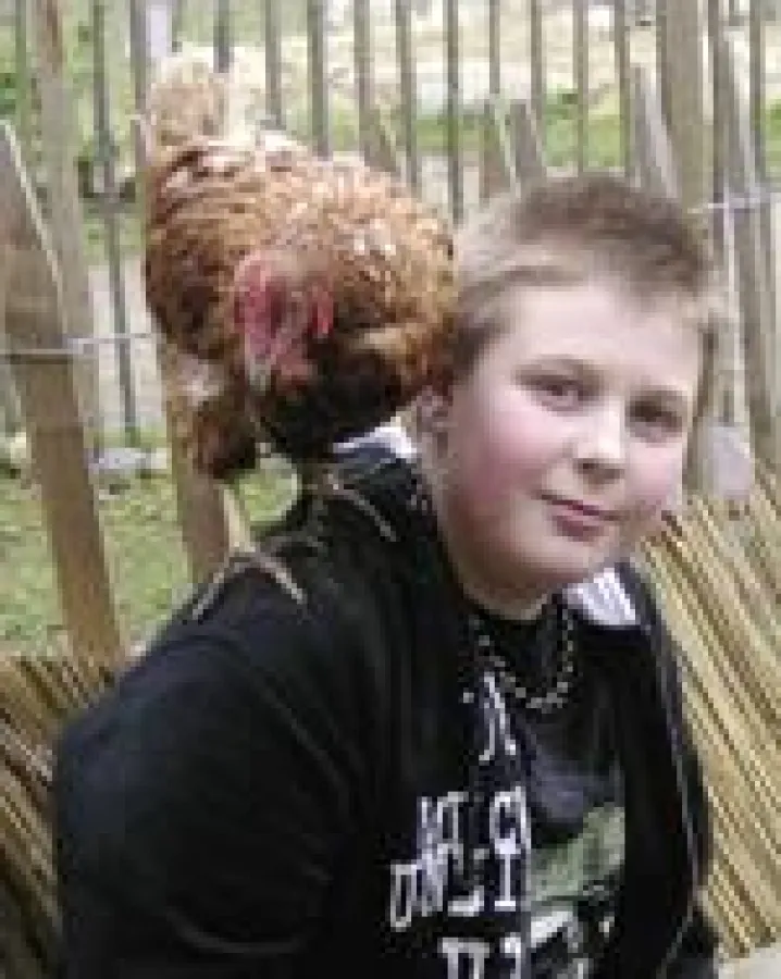 Kai sorgt auf einer Jugendfarm für die Hühner. Das macht ihn glücklich.