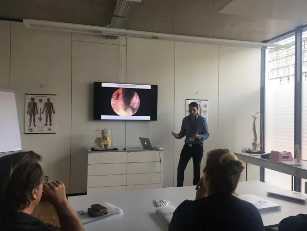 Bild: Erstmalige endoskopische Bandscheibenoperation in Teilnarkose